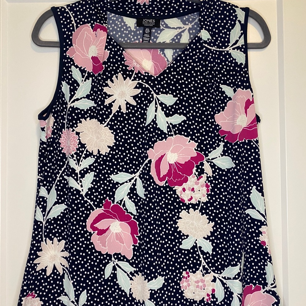 NEW - Floral sleeveless blouse